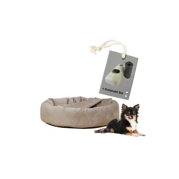 Ein plüschiges, beiges Hundebett mit einem Etikett, das einen Hundekotbeutelspender und eine Rolle zeigt, neben einem kleinen schwarz-braunen Hund, der sitzt.