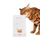 Braun getigerte Katze reibt Gesicht an einer weißen Lucky-Kitty 'Katzenfutter Filet-Sticks'-Tüte mit Aufschrift '100% Ente' (4x Ente).