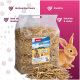 Eine durchsichtige Tüte mit 2 kg 'PANTO Stroh' für die Bettung, mit einem Kaninchen und einem Meerschweinchen auf einem rosa Hintergrund mit Qualitätsicons.
