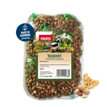 Zwei hängende Netze, gefüllt mit kleinen, runden, braunen Haustierfutterpellets, gesichert mit grünem Netz und weißen Schnüren.