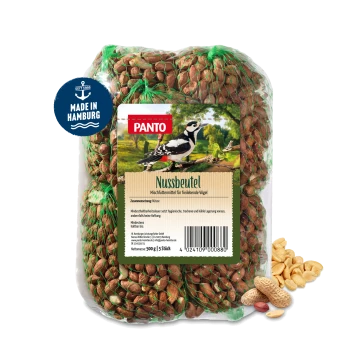 Zwei hängende Netze, gefüllt mit kleinen, runden, braunen Haustierfutterpellets, gesichert mit grünem Netz und weißen Schnüren.