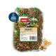 Zwei hängende Netze, gefüllt mit kleinen, runden, braunen Haustierfutterpellets, gesichert mit grünem Netz und weißen Schnüren.