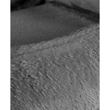 Nahaufnahme von weichem, grauem Haustierbett-Material, das seine plüschige Textur und gemütliche Erscheinung zeigt.