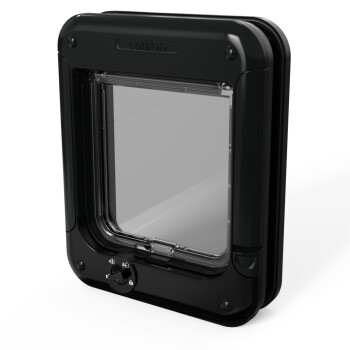 Schwarze Haustiertür mit einer transparenten Klappe, ausgestattet mit einem Verriegelungsmechanismus und einstellbaren Optionen für den Zugang von Haustieren.