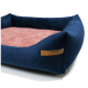 Navyblaue Haustierbett mit einem weichen rosa Innenraum und einem Lederschild mit der Aufschrift "RexProduct.com."
