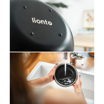 Eine Nahaufnahme einer schwarzen Haustierpflege-Schüssel mit dem Logo "lionto" am Boden, während eine Person sie mit Wasser aus einem Wasserhahn füllt.