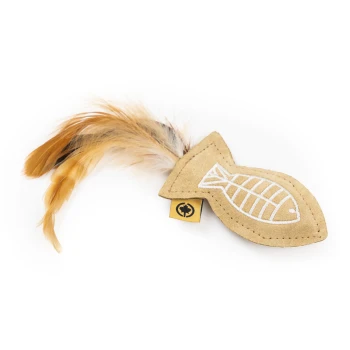 Ein plüschiger fischförmiger Katzenspielzeug mit einem beigen Stoffkörper und Feder-Schwanz, mit einem weißen Fischdesign und einem kleinen Logo-Tag.