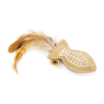 Ein plüschiger fischförmiger Katzenspielzeug mit einem beigen Stoffkörper und Feder-Schwanz, mit einem weißen Fischdesign und einem kleinen Logo-Tag.