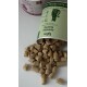 Beige zylindrische Haustierleckerlis, die aus einem umgekippten grünen Behälter verschüttet sind, beschriftet mit 'Hypoallergene Snacks' und 'Kaninchen Essential.'