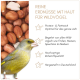 Nahaufnahme von Erdnüssen mit Haut und einem grünen Vogel, Text auf Deutsch beschreibt proteinreiche Erdnüsse für Wildvögel wie Finken und Meisen.