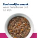Een kom met huisdierenvoer met stukjes vlees, wortelen en granen, met de tekst 'Een heerlijke smaak waar huisdieren dol op zijn' erboven.