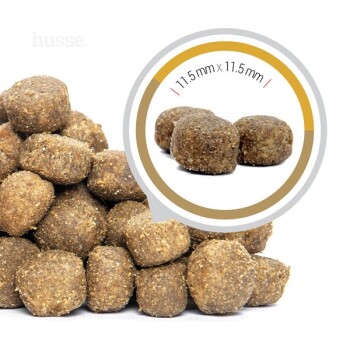 Braune Haustierfutterkibbles, die zusammen gestapelt sind, mit einer Nahaufnahme, die eine Größe von 11,5 mm x 11,5 mm zeigt.