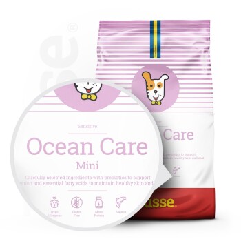 Hundefutterbeutel mit der Aufschrift "Ocean Care Mini" in Pink, mit einem Hundesymbol und Hervorhebung von Präbiotika, glutenfrei und Lachs.