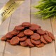 Ein Haufen runder, rötlich-brauner Hundesnacks auf einer Holzoberfläche, mit einem goldenen "PREMIUM"-Label in der oberen linken Ecke.