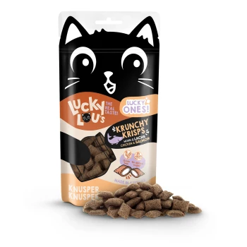 Een zak 'Lucky Lou's Krunchy Krisps' kattentraktaties met een speelse kattengezicht, met kip- en zalmsmaken, graanvrij, zonder toegevoegde suiker.