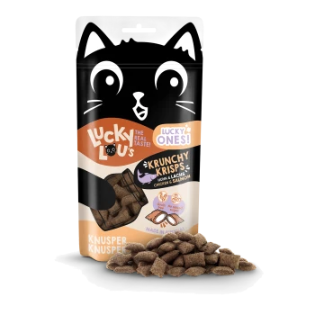 Een zak 'Lucky Lou's Krunchy Krisps' kattentraktaties met een speelse kattengezicht, met kip- en zalmsmaken, graanvrij, zonder toegevoegde suiker.