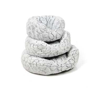 Drei gestapelte, plüschige, graue Haustierbetten mit einem strukturierten Muster, entworfen für Komfort und Entspannung.