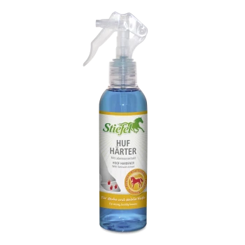 Sprühflasche mit Stiefel Hufhärter, die eine blaue Flüssigkeit enthält, mit Text in Deutsch und Englisch über die Stärkung von Hufen.