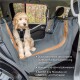 Ein Hund sitzt auf einem grauen wasserdichten Autositzbezug, der seine abnehmbaren Gurte und die Widerstandsfähigkeit gegen Wasser, Schmutz und Tierhaare zeigt.