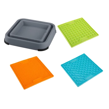 Vier bunte Futtermatten für Haustiere werden angezeigt: eine graue Basis mit einer flachen Schüssel und drei strukturierten Matten in Orange, Grün und Blau.