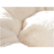 Nahaufnahme eines weichen, plüschigen Haustierbettes in einer cremigen beige Farbe, das seine flauschige Textur und einladenden Komfort zeigt.