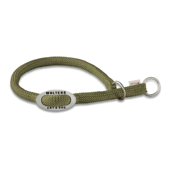 Olivgrünes geflochtenes Haustierhalsband mit Metallanhänger mit der Aufschrift „Wolters Cat & Dog“ und zwei Metallringen.
