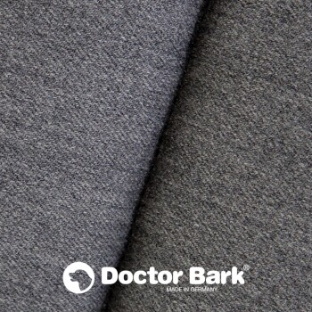 Nahaufnahme von grauem strukturiertem Stoff mit Doctor Bark Logo und "Made in Germany" Text aus einem Online-Tiergeschäft.