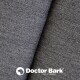 Nahaufnahme von grauem strukturiertem Stoff mit Doctor Bark Logo und "Made in Germany" Text aus einem Online-Tiergeschäft.