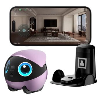 Lila-schwarzer Ebo Haustierkamera-Roboter mit Ladestation und Smartphone, das eine Wohnzimmeransicht auf dem Bildschirm zeigt.