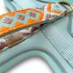 Nahaufnahme eines mintgrünen Haustiergeschirrs mit einem bunten, gemusterten Riemen in Orange, Teal und Braun, mit einem Lederschild, das "HEY" beschriftet ist.