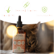 Flasche mit Lachsöl für Katzen, beschriftet mit "Lachshöl", mit Vorteilen für Haut, Gelenke und Immunsystem, neben einer ruhenden Katze.