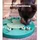 Ein Hund interagiert mit einem grünen Puzzle-Spielzeug, das für mentale Stimulation entwickelt wurde, mit dem Text 'Hunde lieben dieses Denkspielzeug' darüber.