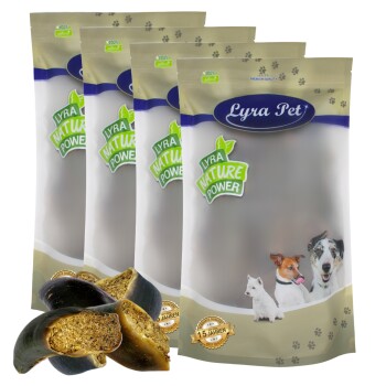 Vier Lyra Pet Beutel mit Hundekausticks 'Lyra Nature Power', mit Hundebildern, goldenem 15-Jahres-Siegel und aufgeschnittenen, gefüllten Kauknochenstücken.