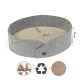 Graues Filzhaustierbett mit einem gewellten Kartonboden, mit einem Durchmesser von 50 cm und einer Höhe von 16 cm, mit Recycling-Symbolen.