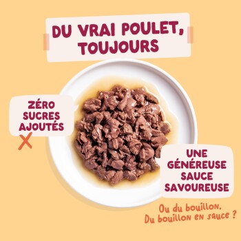 Bol blanc de nourriture humide pour animaux au poulet en morceaux dans une sauce ; étiquettes : « Du vrai poulet, toujours » ; « Zéro sucres ajoutés » ; « Une généreuse sauce savoureuse ».