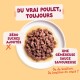 Bol blanc de nourriture humide pour animaux au poulet en morceaux dans une sauce ; étiquettes : « Du vrai poulet, toujours » ; « Zéro sucres ajoutés » ; « Une généreuse sauce savoureuse ».