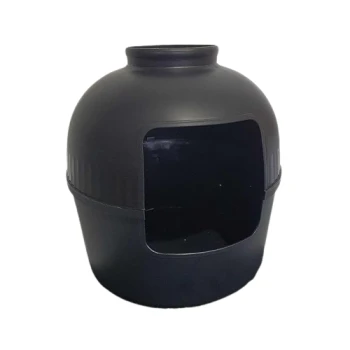 Schwarze Kunststoff-Haustierstreu-Box mit abgerundetem Deckel und einem offenen Frontzugang.