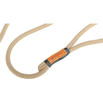 Zbliżenie beżowej smyczy dla psa z plecionym wzorem i skórzaną metką z napisem 'BE NORDIC.'