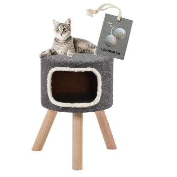 Ein graues Filz-Katzenhaus mit Holzbeinen, mit einem gemütlichen Eingang, gekrönt von einer verspielten getigerten Katze. Ein Etikett liest '+ Spielball Set.'