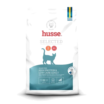 Eine Tüte Husse Opus Lynx Katzenfutter, mit einer verspielten Katzenillustration, mit Text, der "Getreidefrei", "90% tierisches Protein" und "wenig Kohlenhydrate" hervorhebt.