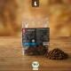 Klarsichtbeutel mit LIEBESGUT Hundesnacks (Für Hunde) mit einem Haufen braunem Kibble und Bio-'BIO'-Siegel auf einem Holztisch