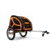 Ein Haustieranhänger in Schwarz und Orange, mit Netzfenstern, zwei Rädern und einer Anhängerkupplung zur Befestigung an einem Fahrrad.