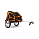 Ein Haustieranhänger in Schwarz und Orange, mit Netzfenstern, zwei Rädern und einer Anhängerkupplung zur Befestigung an einem Fahrrad.