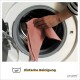 Eine Hand, die ein pinkes Tuch in eine Waschmaschine legt, mit dem Text "40° Einfache Reinigung" und dem Logo "piupet® Designed for Pets" darunter.