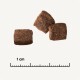Trois morceaux de croquettes pour animaux de compagnie de forme carrée et brune sur un fond clair, avec une règle indiquant 1 cm pour référence de taille.