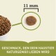 Hundefutterkroketten in einer Schüssel mit einer Nahaufnahme eines einzelnen Stücks von 11 mm, der Text lautet "Geschmack, den dein Haustier naturgemäß lieben wird."