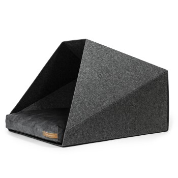 Modernes dreieckiges Haustierbett aus dunkelgrauem Filz mit einem plüschigen schwarzen Kissen, mit einem kleinen Lederetikett.