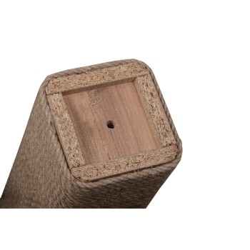 Nahaufnahme des Sockels eines Haustierkratzbaums, der einen Holz-Kern zeigt, umgeben von natürlichem Faserseil, mit einem kleinen Loch, das oben sichtbar ist.