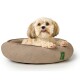 Ein kleiner Hund, der bequem in einem runden, beigen Haustierbett mit einem grünen "Hunter"-Logo an der Seite ruht.