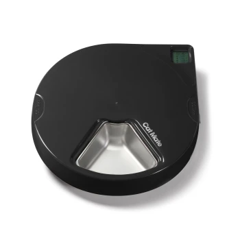 Automatischer Katzenfutterspender mit einem grauen Design, mit einem dreieckigen Fach, das mit trockenem Katzenfutter gefüllt ist, und einem digitalen Display, das die Einstellungen anzeigt.